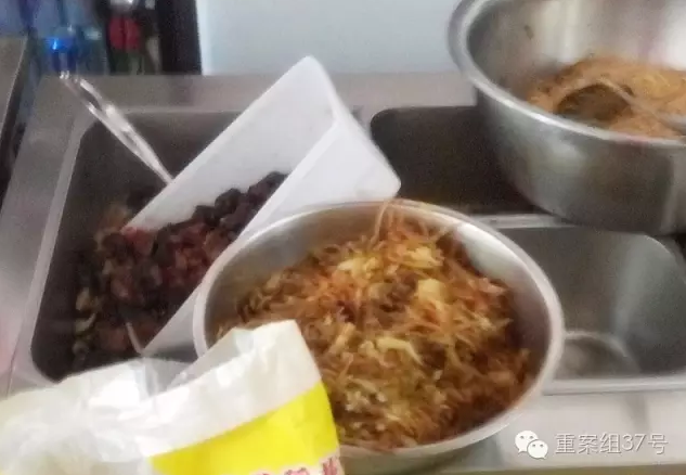 厕所洗菜 黑作坊办假证挤进百度美团外卖推荐