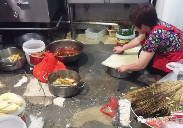 厕所洗菜 黑作坊办假证挤进百度美团外卖推荐